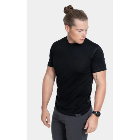 Sleeve Crew, made with 100% merino wool for pure comfort and endless versatility